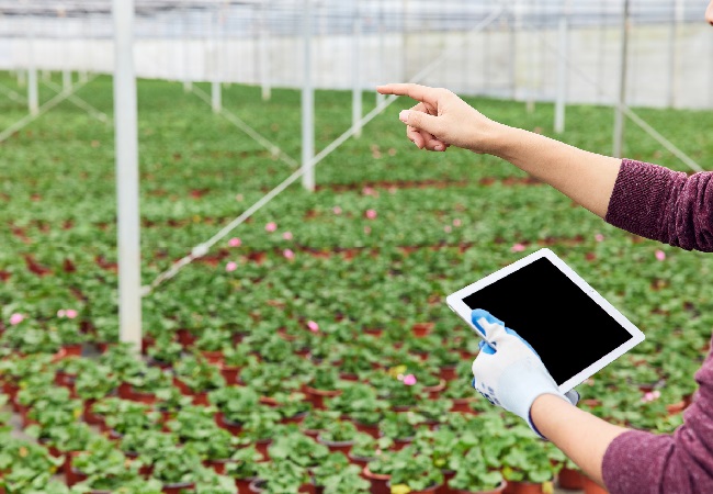 攝圖網(wǎng)_507705132_banner_農(nóng)民查看平板電腦特寫（企業(yè)商用） - 副本.jpg